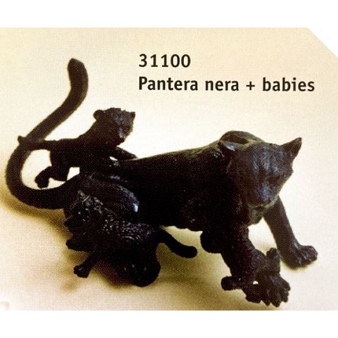 Pantera nera con cuccioli